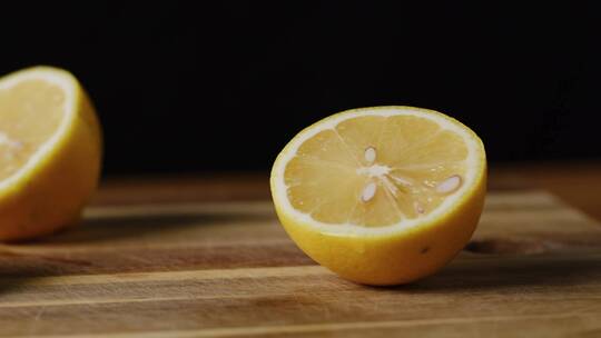 柠檬切半摆放在桌子上