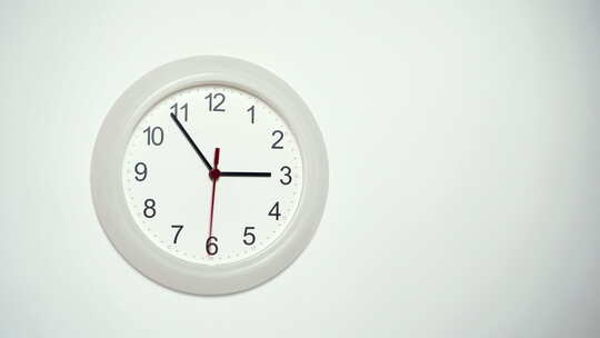 墙上的时钟显示三小时，时间流逝