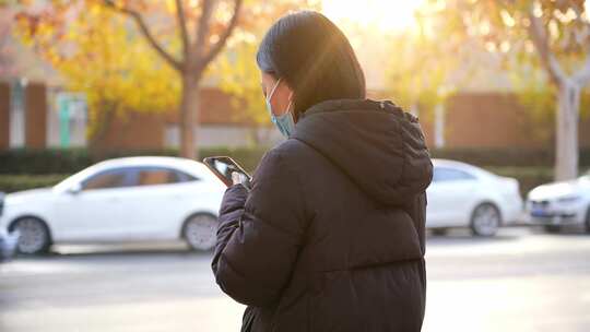 早晨唯美阳光下男人女人在等公交车背影