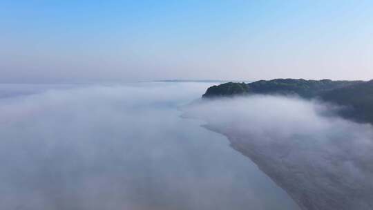 空中俯瞰云雾缭绕的河岸风光