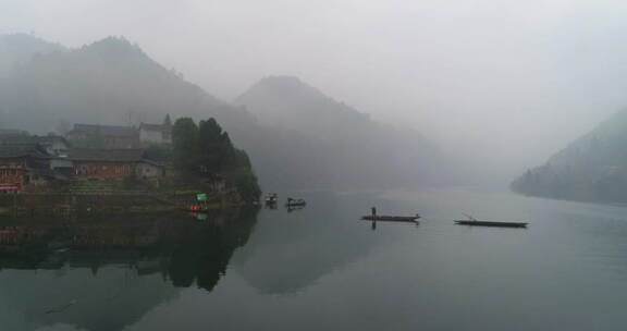 神秘湘西首八峒村小船划过酉水河