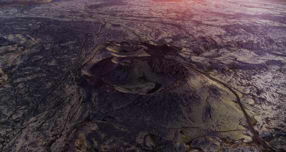 日落空中贫瘠景观中的火山山脉