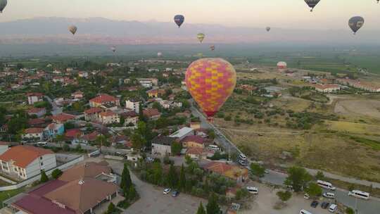 土耳其黎明时的热气球飞行