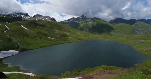 位于Little St Bernard Pass的Lake Verney，意大利