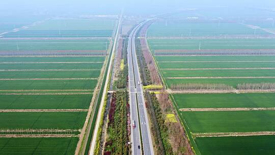 田园间的乡村高速公路