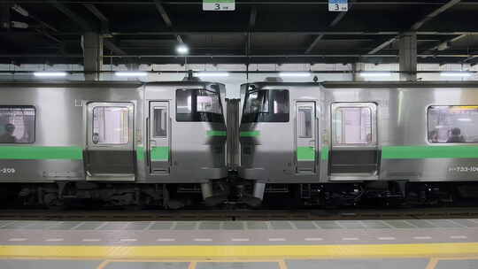 4K日本东京电车在站内等候