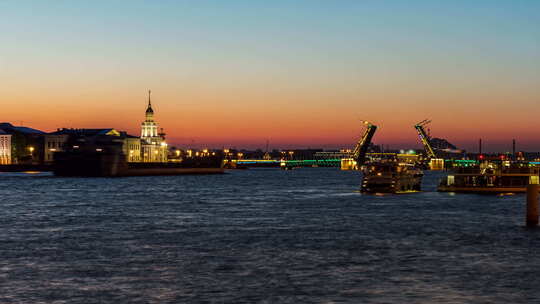 夜间升起的德沃佐维桥，彼得堡