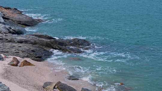 海浪海水冲刷拍打海滩礁石