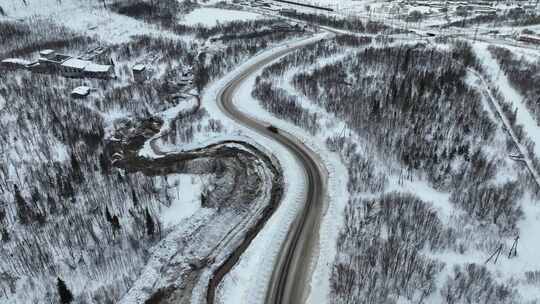 白雪覆盖景观中道路的无人机镜头