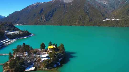 航拍西藏林芝巴松措景区雪山森林湖泊风光