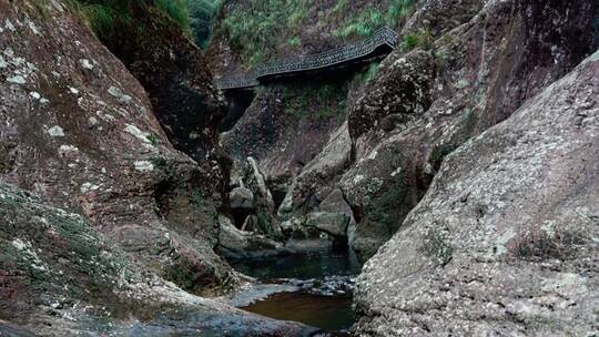 俯拍峡谷中的河流