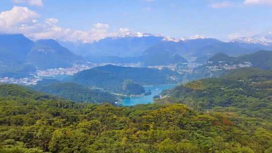 俯瞰山林间湖泊与城镇的美丽景致