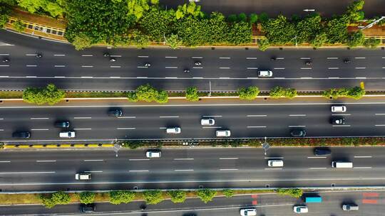 高速公路上行驶的车辆