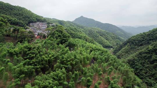 大山里的村庄航拍