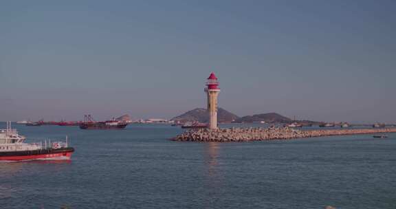 珠海桂山岛游船在海面灯塔前经过