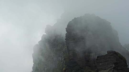 贵州铜仁梵净山景区风景 怪石云雾缭绕