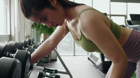 美女健身房锻炼身体举哑铃力量训练视频素材模板下载