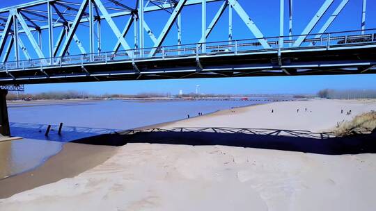无人机穿过黄河大桥视频素材模板下载