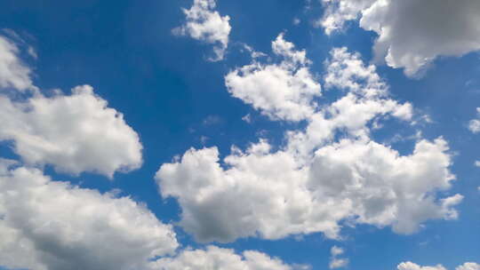 蓝天中的云景建筑。柔软蓬松的云飞得很快。