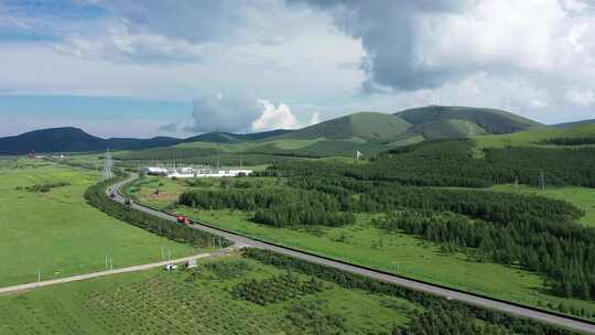 【航拍】草原天路  草原公路上行驶的汽车