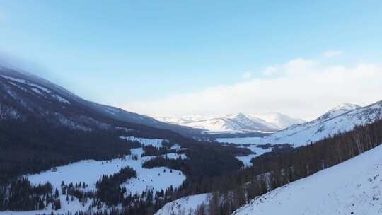 航拍新疆冬季喀纳斯湖雪景雪山森林冰河晨雾