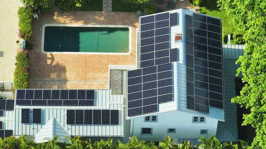 昂贵的美国住宅，屋顶覆盖着太阳能光伏板