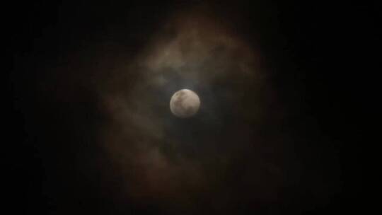 夜晚月色及周围的薄雾