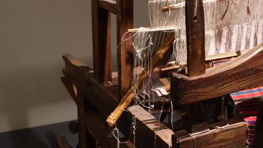 老式织布机飞梭纺车纺织视频素材模板下载