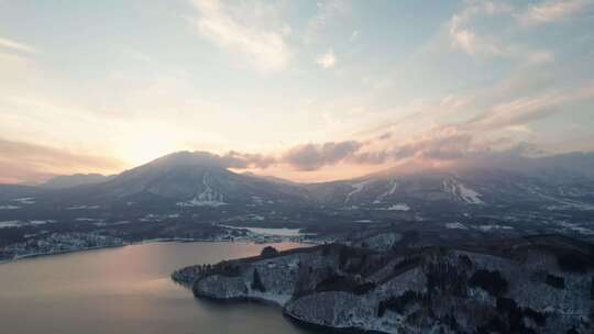 日本长野野之里湖和自然日落景观周围的山脉