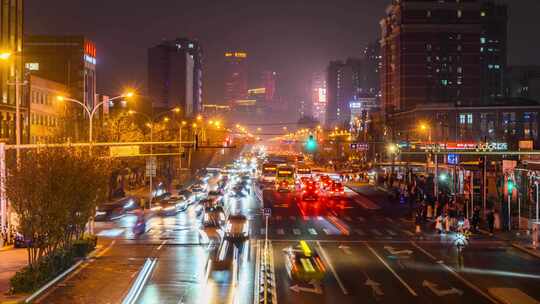 城市晚高峰交通车流路灯夜景延时