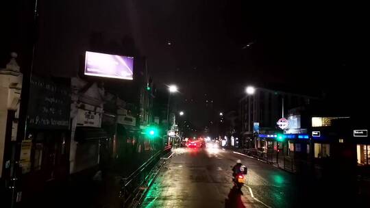 延时拍摄公共汽车在伦敦街头的夜间旅行