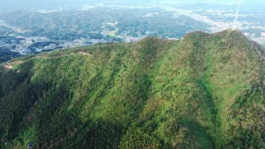 航拍山丘森林及山下村落