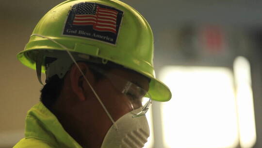 美国工厂工人戴着头盔视频素材模板下载