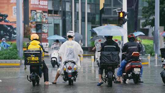 升格雨天的外卖小哥视频素材模板下载