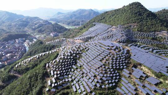 航拍山上光伏太阳能电池板