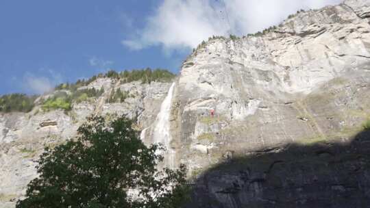 两架降落伞滑翔机从山崖一侧坠落