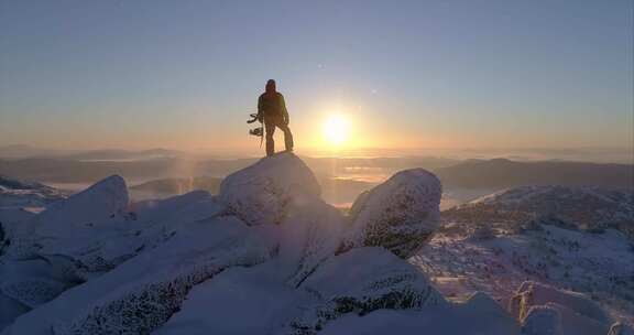 4K-站在雪山山顶的滑板少年