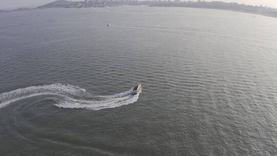 海边人群海岸线海上开游艇航拍