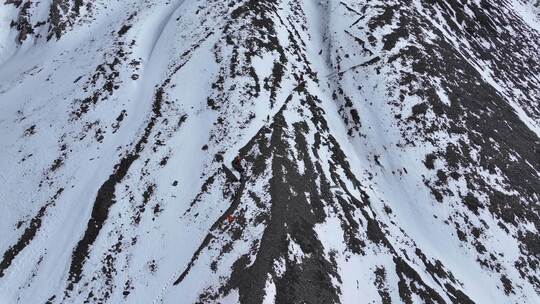 航拍攀登岷山山脉主峰雪宝顶雪山的登山队