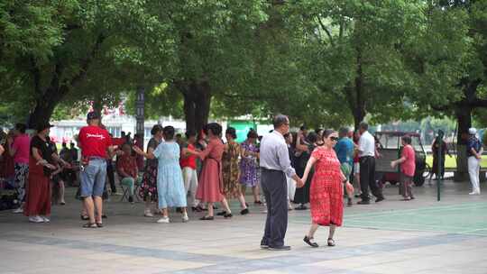 城市公园人文中老年人晨练跳广场舞休闲运动