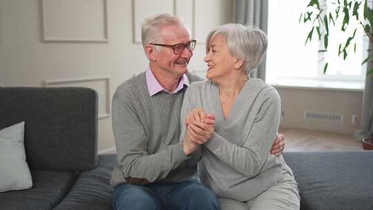 高级成人成熟夫妇拥抱在家里中年老丈夫和妻
