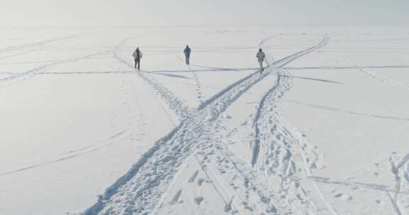 在雪地里奔跑的人