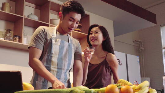 青年夫妇在家做饭视频素材模板下载