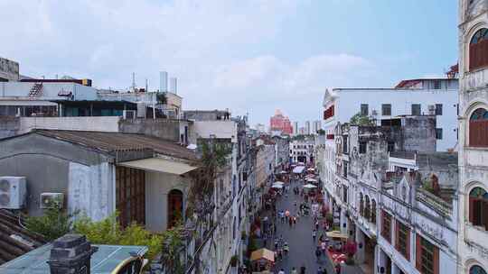 中国海南海口骑楼老街上的游客高视角航拍