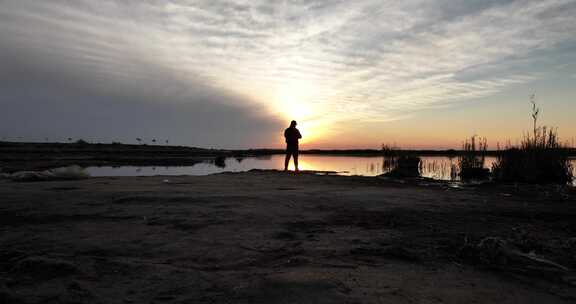 乌梁素海夕阳下人物剪影