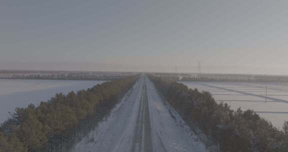 雪地上日出空旷静谧