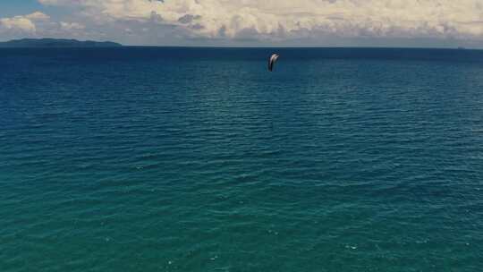 航拍海上风筝冲浪