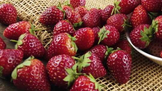 草莓生长水果草莓种植成熟饮料果园