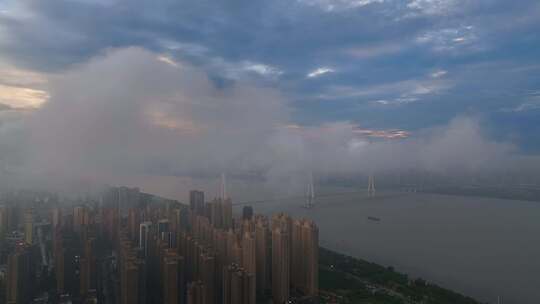 航拍夏季雨后武汉二七长江大桥平流雾风光