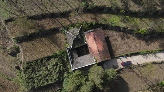 山间田野老建筑寺庙航拍